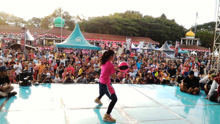 Aksi & penampilan salah seorang freestyler basket yang dapat menyihir ratusan pengunjung acara IOXC 2016