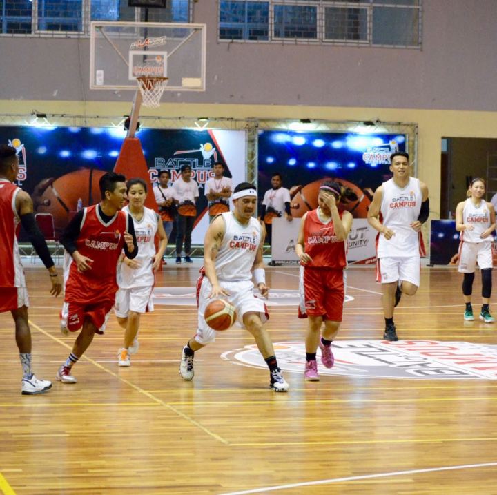 Aksi Mario Lawalata saat bermain basket di BoC Selebritis